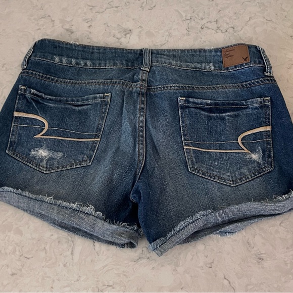 Women’s American Eagle Low Rise Denim Jean shorts with 4" Inseam cuff - Picture 2 of 6